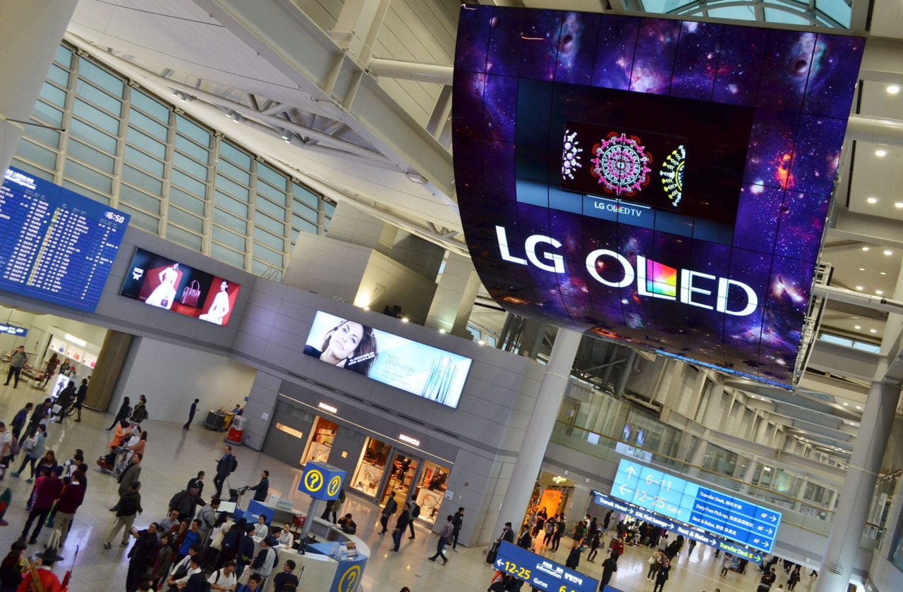 OLED Signage Incheon Airport_2